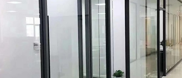 懸吊門安裝於廚房入口，有效區隔油煙