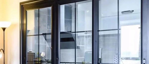 落地型拉門，具備輕巧與高穩定性