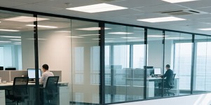 活動式玻璃隔間，提升空間彈性