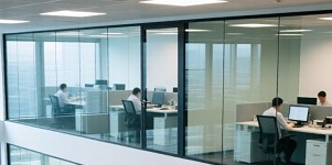 玻璃隔音工程施工現場，確保隔音品質